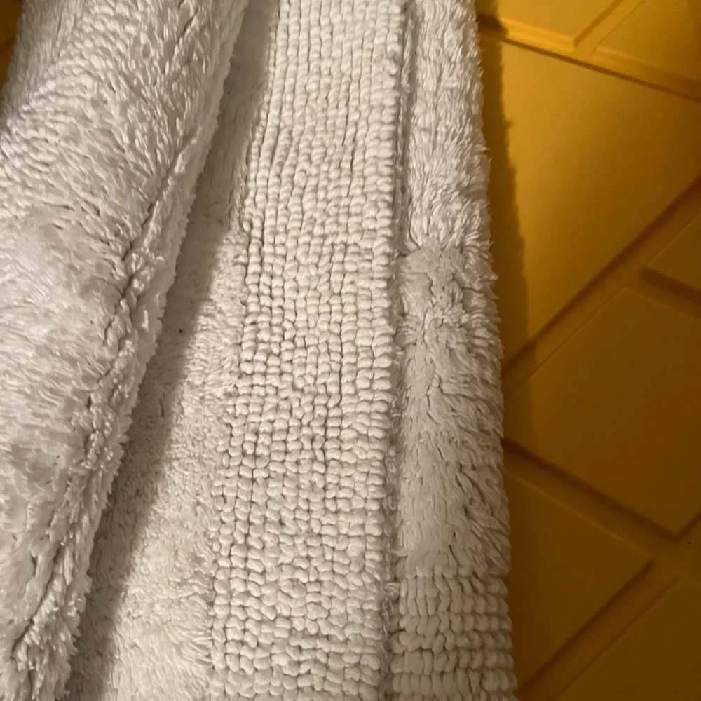 Ralph Lauren White Textured bath Rug/ Firm Price